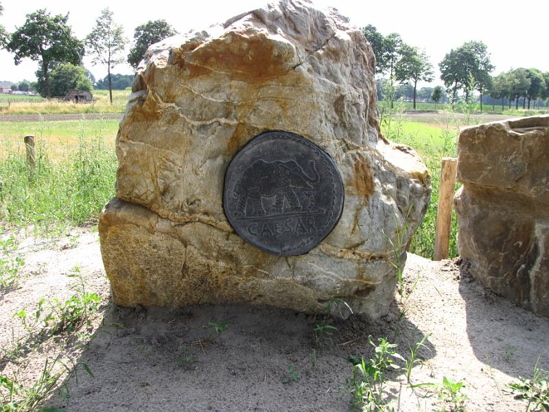 montfort_romeinse munten.jpg - De wandeldag eindigd bij Montfort. Bij de Vlootbeek heeft men een monument opgericht ter herinnering aan de vonst van een groot aantal gouden en zilveren romeinse munten.